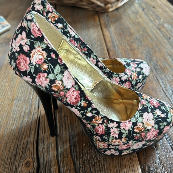 Super cute floral stilettos - Picture 2 of 4